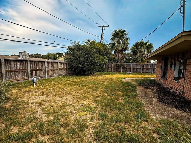 302 Montclair Dr, Corpus Christi, TX 78412