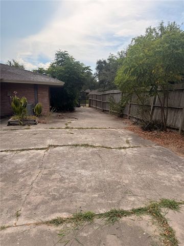302 Montclair Dr, Corpus Christi, TX 78412