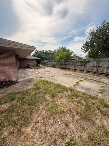 302 Montclair Dr, Corpus Christi, TX 78412
