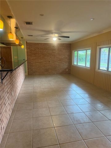 302 Montclair Dr, Corpus Christi, TX 78412