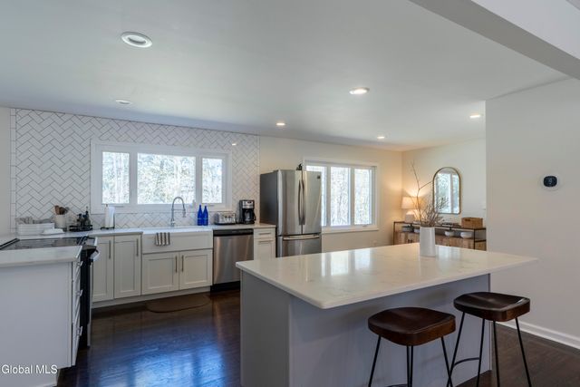 15 Roberts Lane, Saratoga Springs, NY 12866