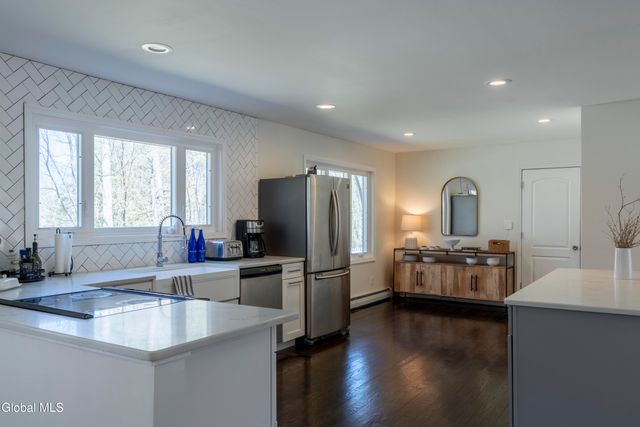 15 Roberts Lane, Saratoga Springs, NY 12866