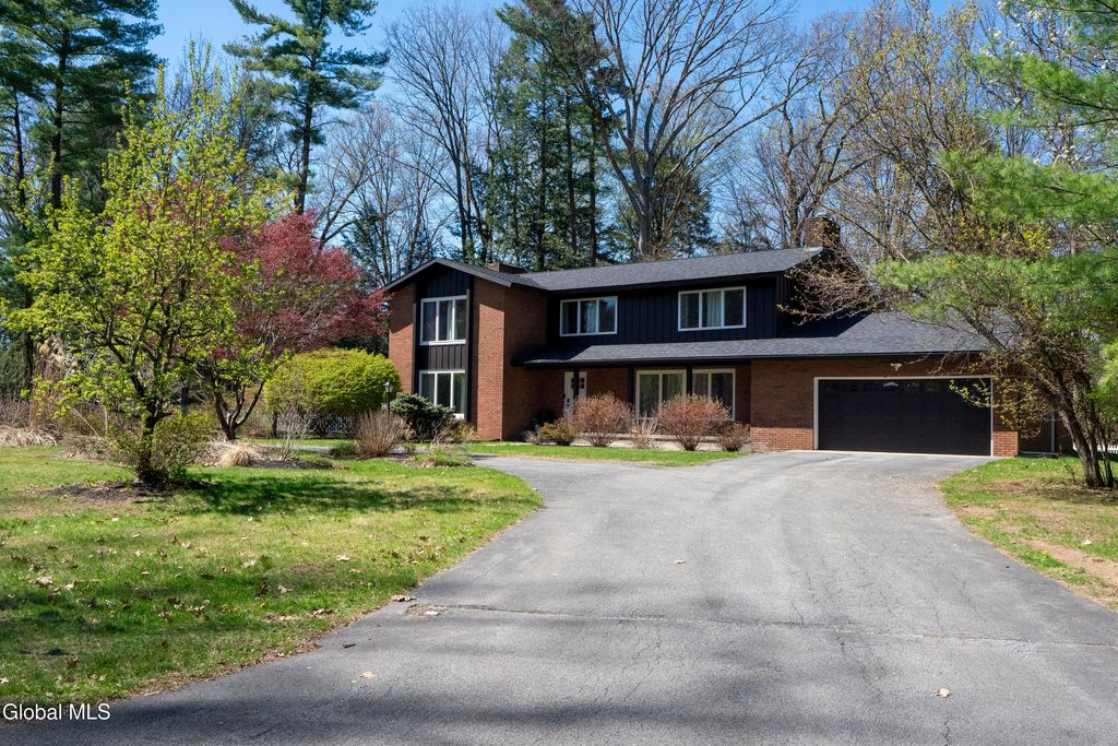 15 Roberts Lane, Saratoga Springs, NY 12866