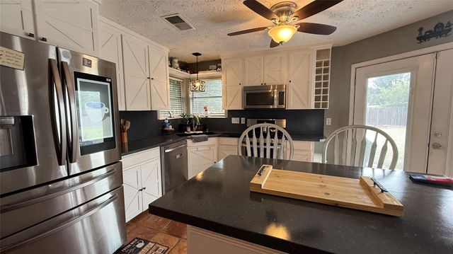 430 Enfield Drive, Highlands, TX 77562