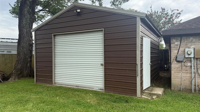 430 Enfield Drive, Highlands, TX 77562