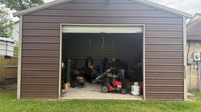 430 Enfield Drive, Highlands, TX 77562