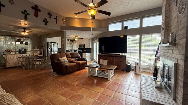 430 Enfield Drive, Highlands, TX 77562
