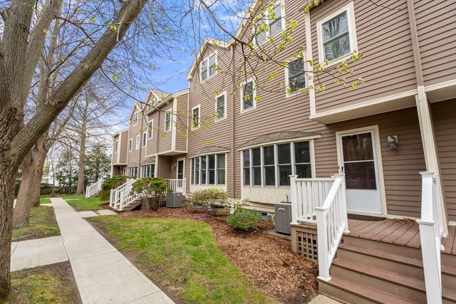 6 Locust Ln 2, Watertown, MA 02472