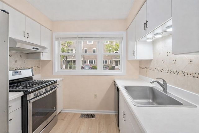 6 Locust Ln 2, Watertown, MA 02472