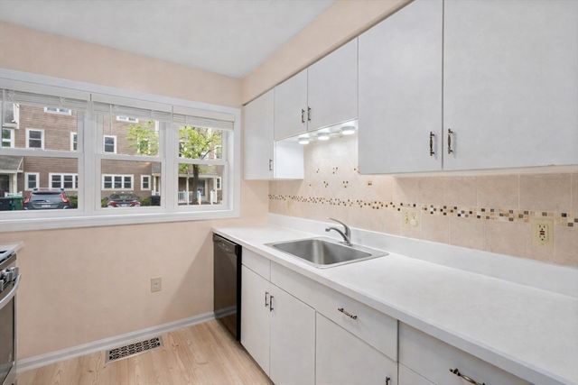 6 Locust Ln 2, Watertown, MA 02472