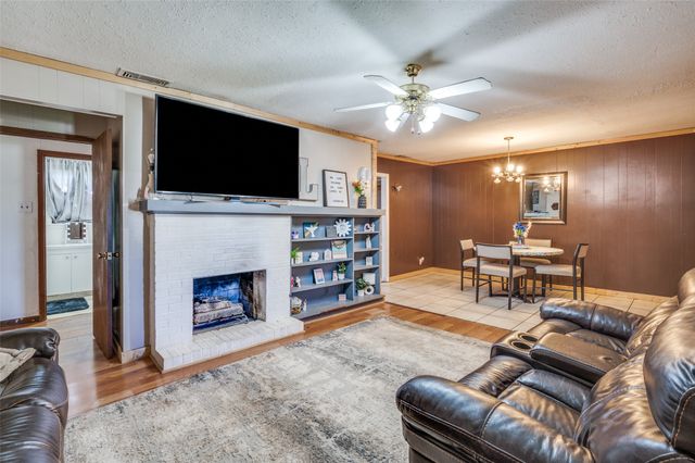 1033 Lydick Lane, River Oaks, TX 76114