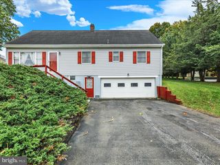 2 BUNNY LN, Willow Street, PA 17584