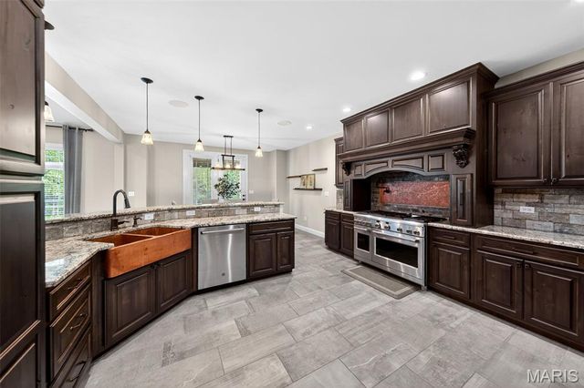 740 Crown Pointe Farms, Defiance, MO 63341