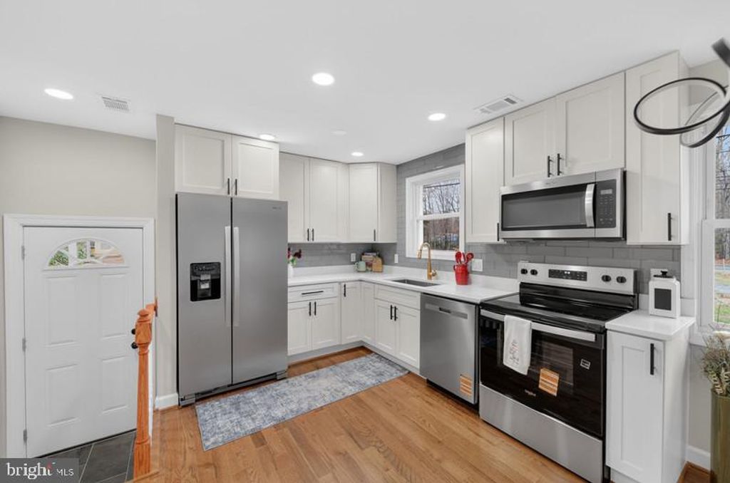 Image 6 of property listing at 5635 W SHADY SIDE RD, Churchton, MD 20733