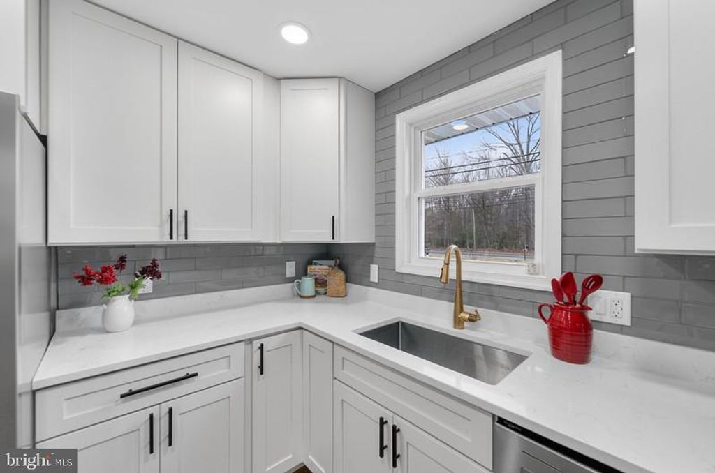 Image 8 of property listing at 5635 W SHADY SIDE RD, Churchton, MD 20733