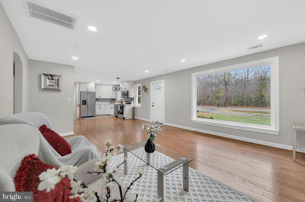 Image 9 of property listing at 5635 W SHADY SIDE RD, Churchton, MD 20733