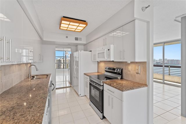 19101 NE 36th Ct 2405, Aventura, FL 33180