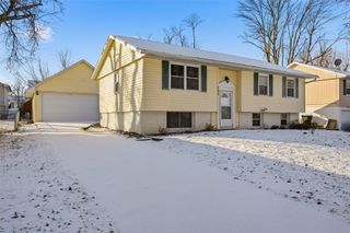 6235 Eastview Avenue SW, Cedar Rapids, IA 52404