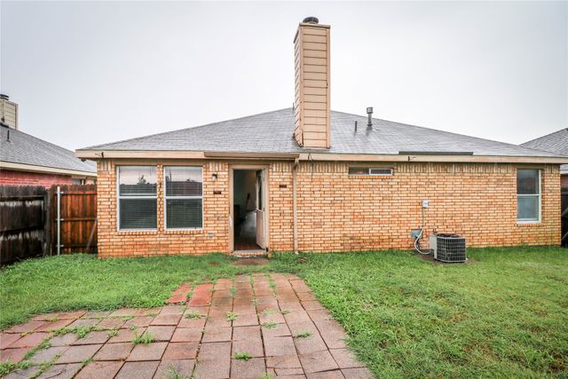 900 Plumeria Drive, Arlington, TX 76002