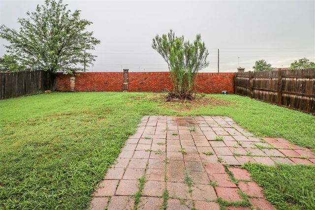 900 Plumeria Drive, Arlington, TX 76002