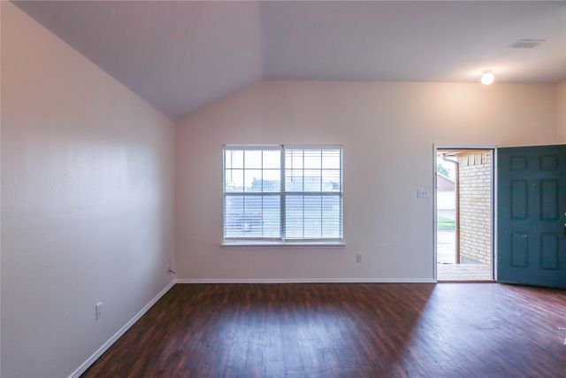 900 Plumeria Drive, Arlington, TX 76002