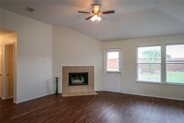 900 Plumeria Drive, Arlington, TX 76002