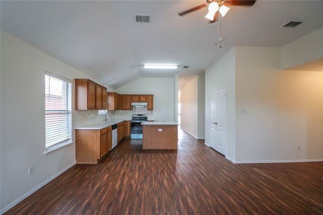 900 Plumeria Drive, Arlington, TX 76002