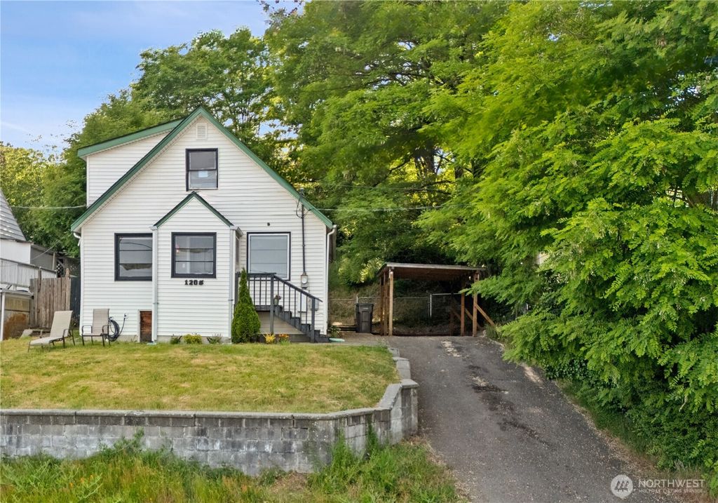 1205 Oyster Bay Avenue S, Bremerton, WA 98312