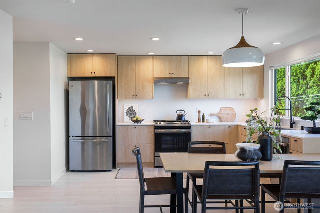 425 26th Avenue E, Seattle, WA 98112
