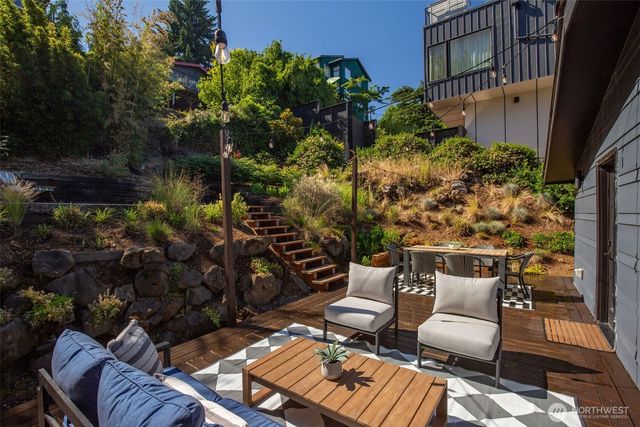 425 26th Avenue E, Seattle, WA 98112