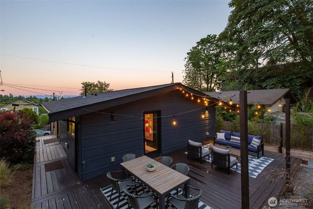 425 26th Avenue E, Seattle, WA 98112