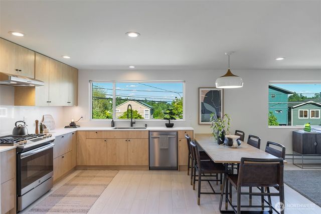425 26th Avenue E, Seattle, WA 98112