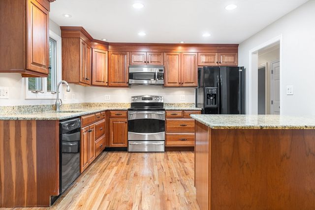 33 Dascomb Rd, Andover, MA 01810