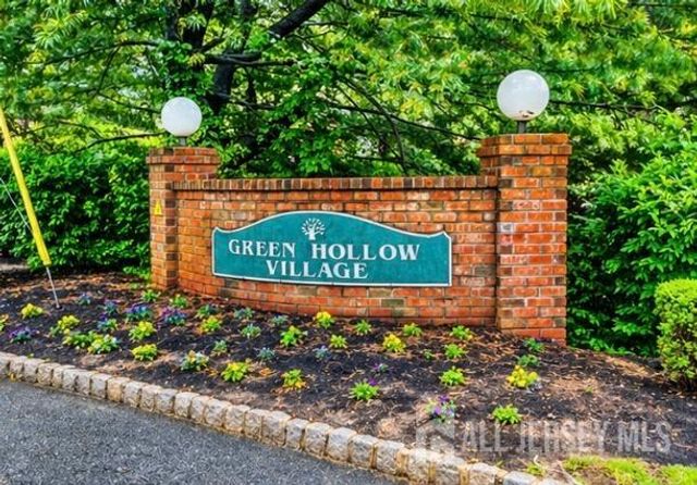 812 Green Hollow Drive, Iselin, NJ 08830