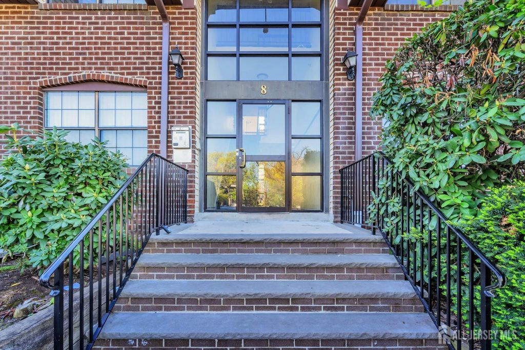 812 Green Hollow Drive, Iselin, NJ 08830