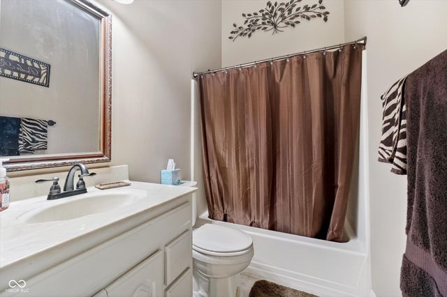 301 Edgewood Place W, Anderson, IN 46011