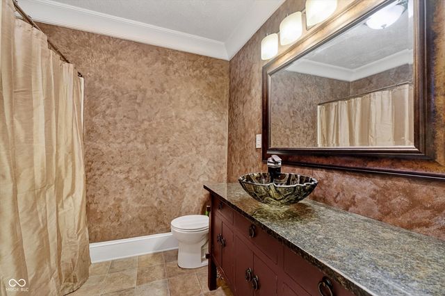 301 Edgewood Place W, Anderson, IN 46011