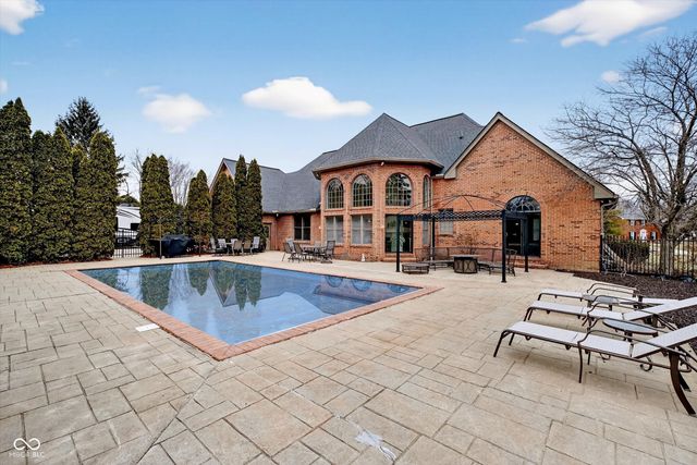 301 Edgewood Place W, Anderson, IN 46011