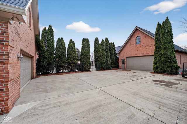 301 Edgewood Place W, Anderson, IN 46011