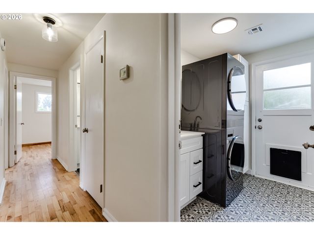 3088 DALEWOOD St, Eugene, OR 97404
