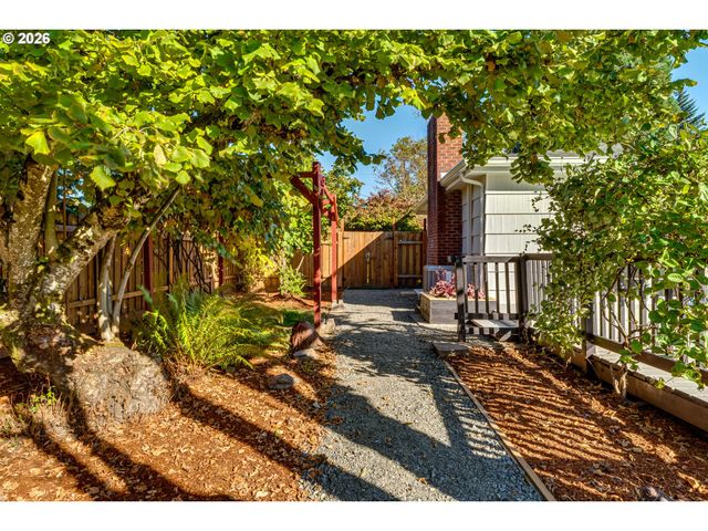 3088 DALEWOOD St, Eugene, OR 97404
