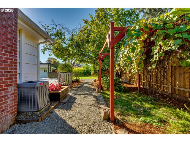 3088 DALEWOOD St, Eugene, OR 97404