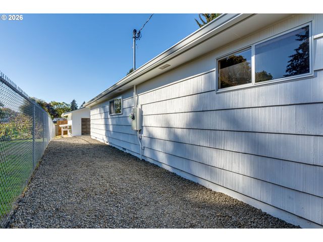 3088 DALEWOOD St, Eugene, OR 97404