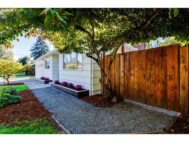 3088 DALEWOOD St, Eugene, OR 97404