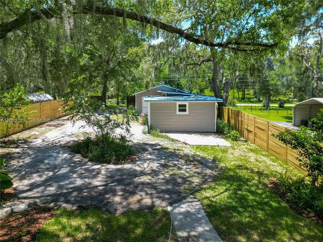 8781 S Lakeshore Dr, Floral City, FL 34436