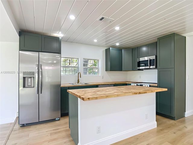 8781 S Lakeshore Dr, Floral City, FL 34436