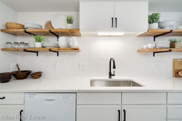 5007 Sandalwood Drive, Grand Blanc, MI 48439