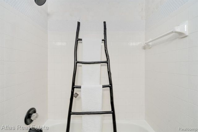 5007 Sandalwood Drive, Grand Blanc, MI 48439