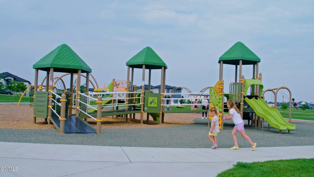 4100 Kites Lane, Bismarck, ND 58503 photo 10