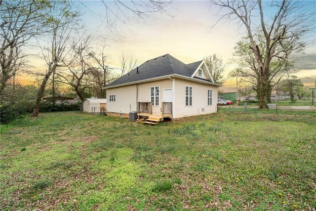 501 SW 2nd Avenue, Gravette, AR 72736